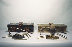 当社所蔵の儀式道具（左）と日光東照宮所蔵の儀式道具（国宝）
