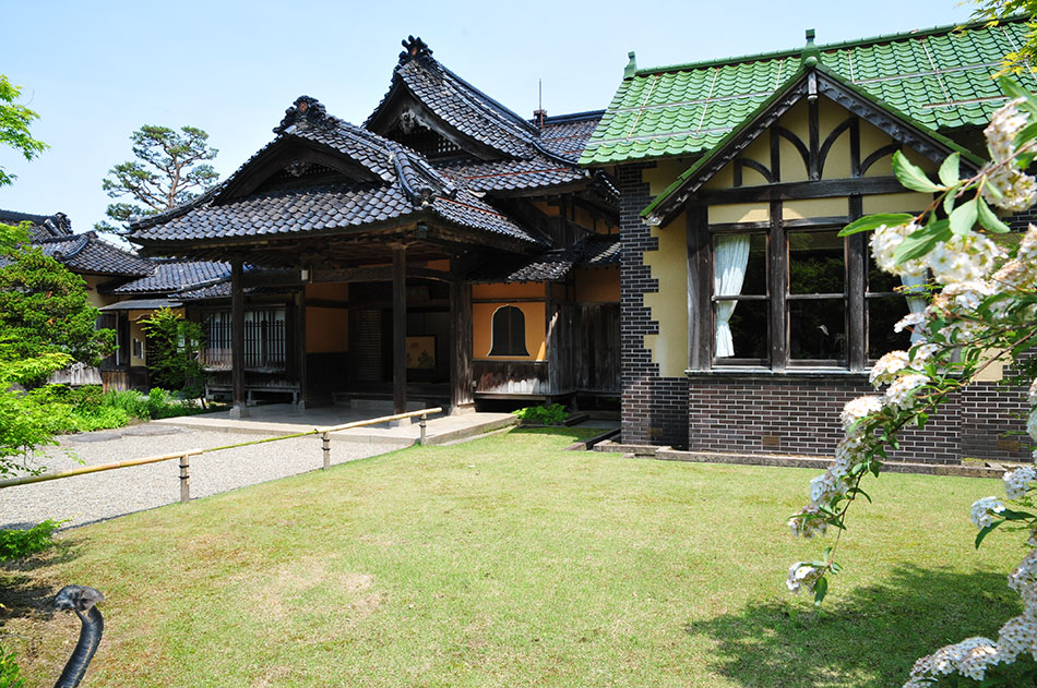 松籟閣外観、緑色の屋根が応接棟