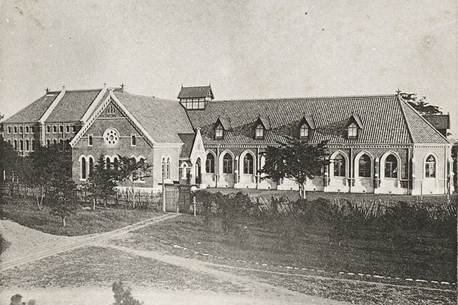 1892年に竣工した初代図書館